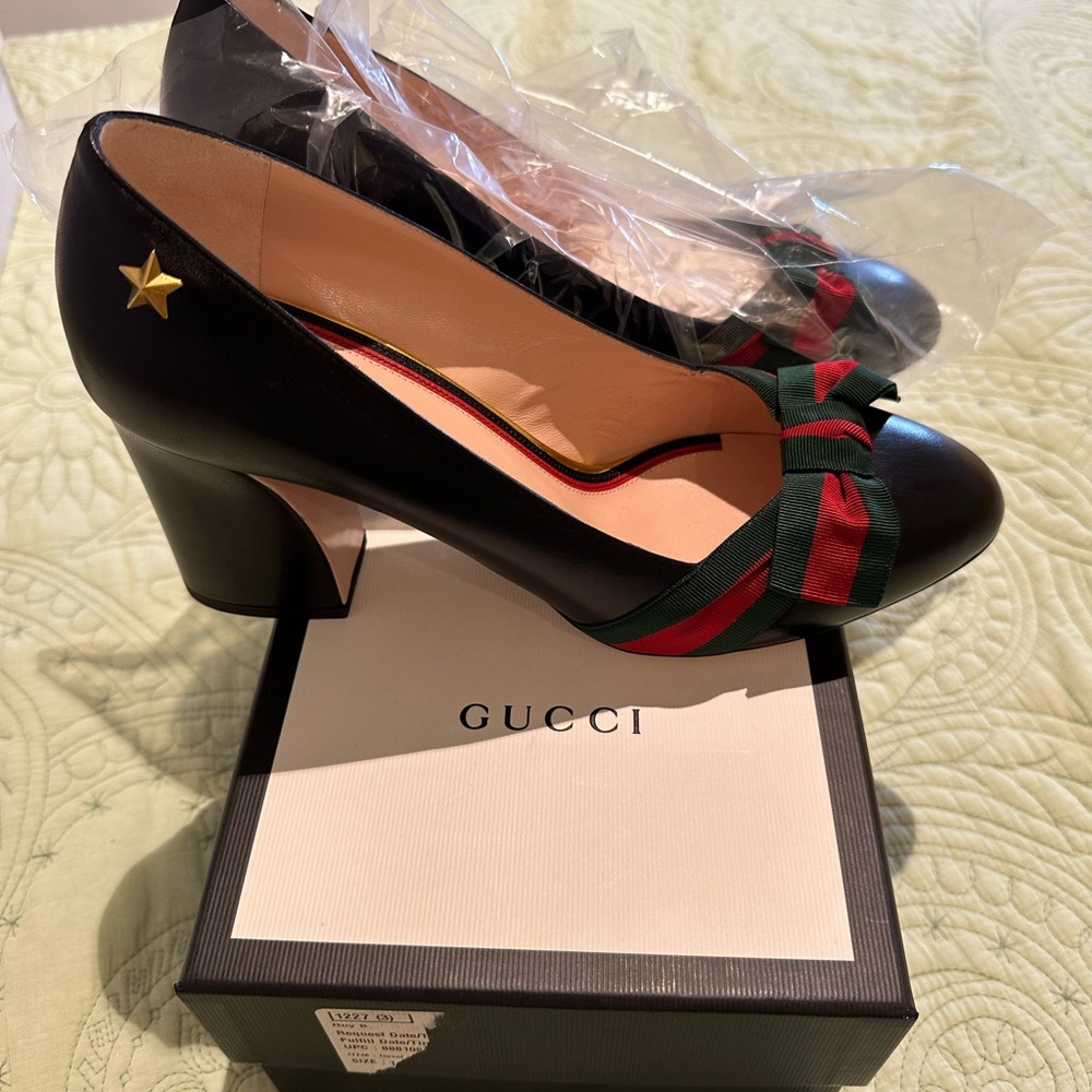 Gucci Women's Black Heels with Ribbon Detail